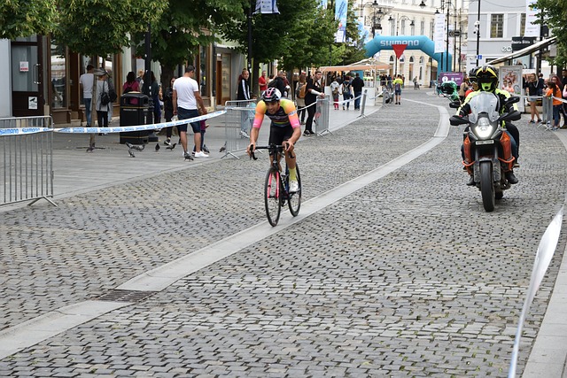 他采取了更 他采取了更